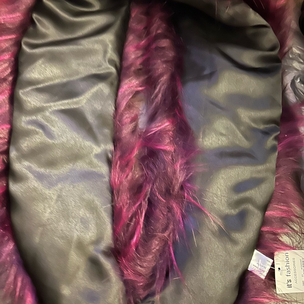 💋💋💋Elegant Faux Fur Collar in Rich Burgundy‼️ - Picture 2 of 2